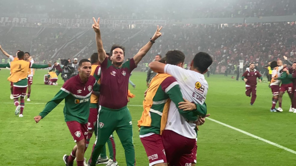 Fernando Diniz vibra muito e faz o "V" de vitória no Beira-Rio — Foto: Gustavo Garcia