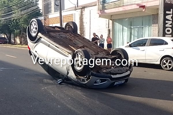 Homem fica ferido após capotamento na região da Vila Portes, em Foz do Iguaçu