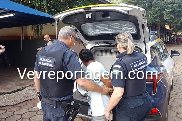 Mulher é detida pela Guarda Municipal por furto de canecas em loja no Centro de Foz