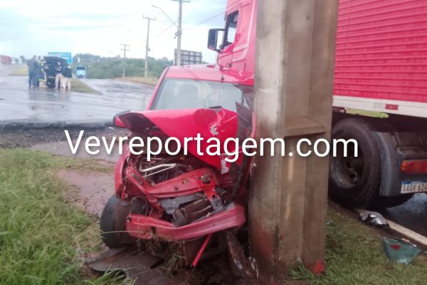 Motorista colide com carreta e poste ao desviar de cachorro na BR-277 em Foz do Iguaçu