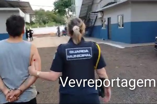 Guarda Municipal de Foz do Iguaçu cumpre mandado de prisão durante patrulhamento na região central