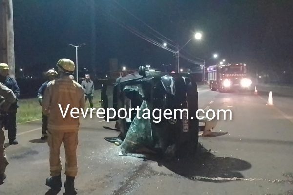 Colisão seguida de capotamento deixa duas mulheres feridas