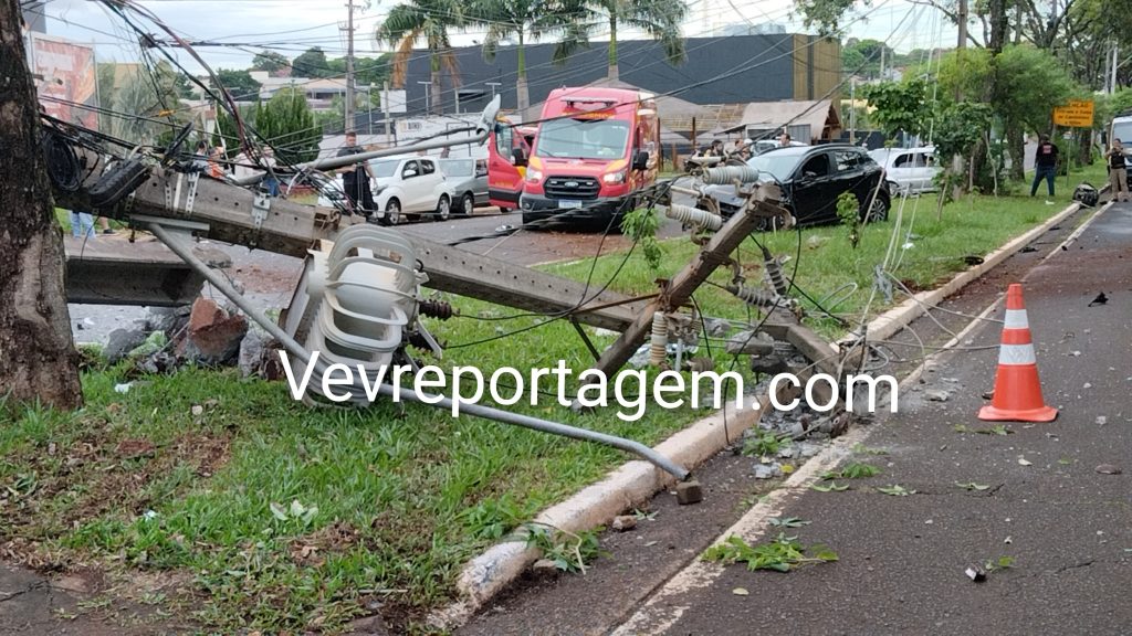 Motorista passa mal e colide automóvel contra um poste na Vila A