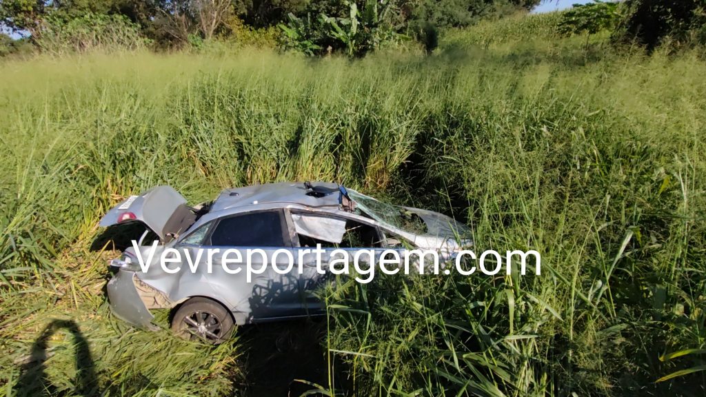 Família escapa ilesa após carro capotar na BR-277, na Baixada do Leão