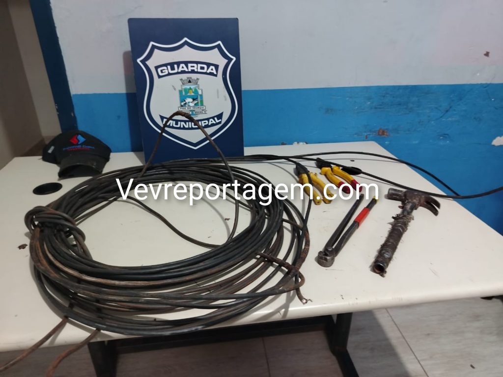 No Centro de Foz, indivíduo é preso ao furtar fios de prédio da antiga Oi