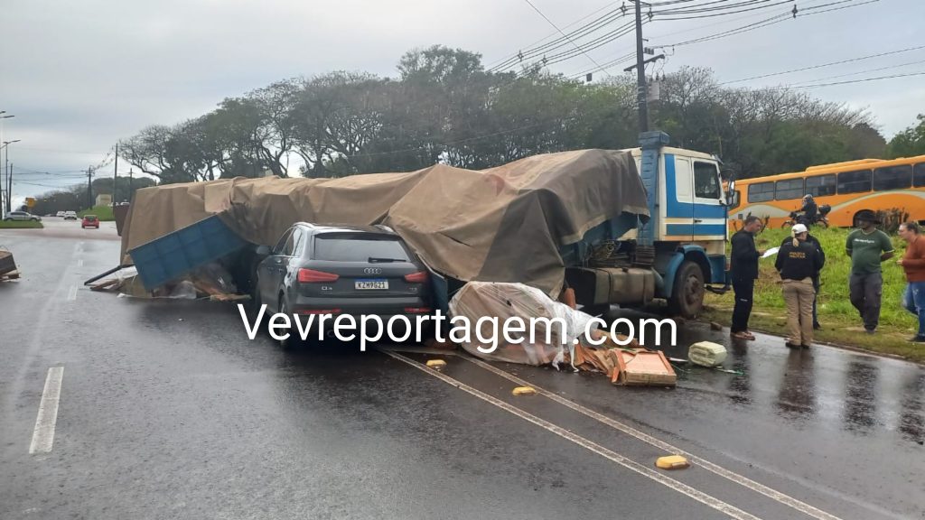 Caminhão carregado com 25 toneladas de cerâmica se envolve em acidente na Avenida Tancredo Neves