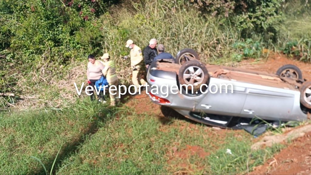 Capotamento na Avenida das Cataratas deixa casal ferido em Foz do Iguaçu