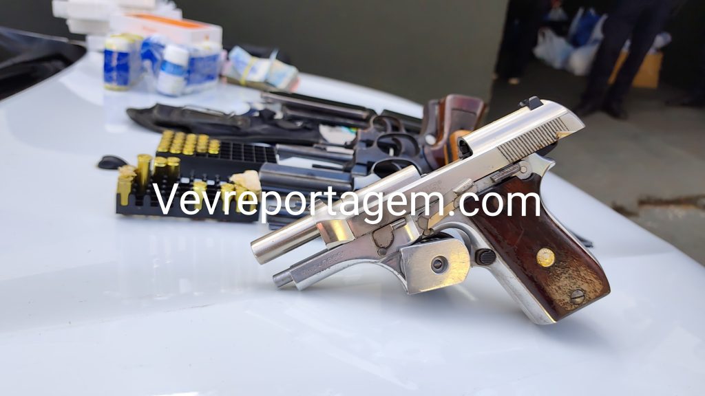 Equipe EOPE da Guarda Municipal apreende armas, munições e mercadorias do Paraguai com quatro pessoas na Vila Portes