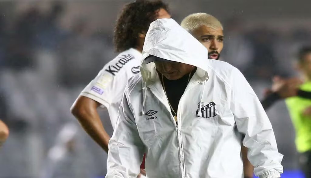 Elenco curto e transfer ban: Cuca desabafa em meio à crise e pede reforços no Santos