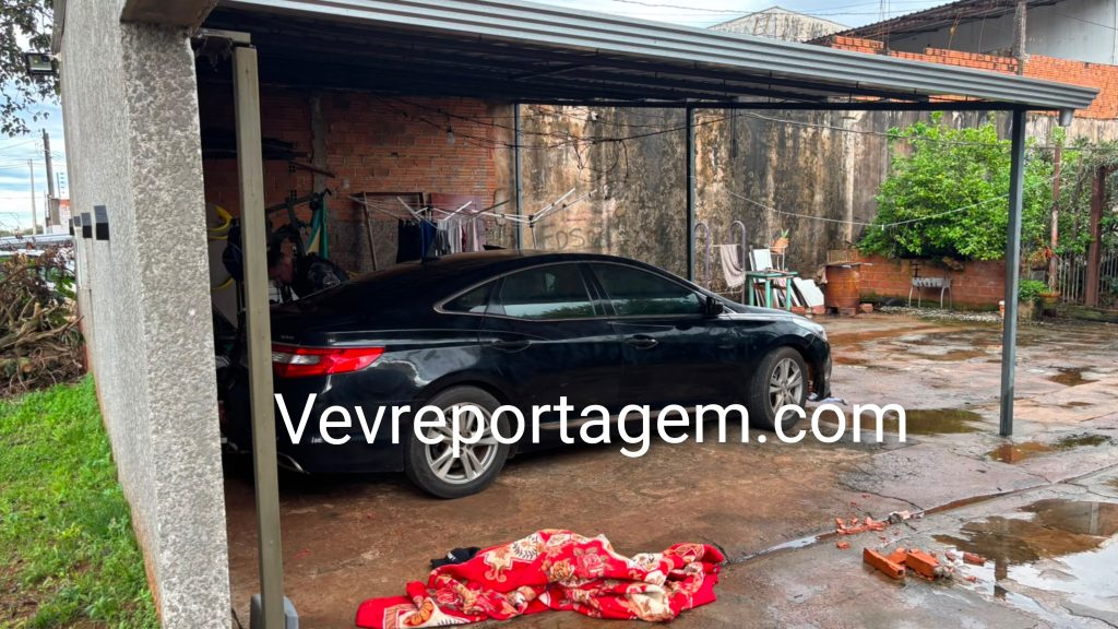 Polícia Militar localiza carro usado em assalto e apreende fardamento militar em residência no bairro Três Bandeiras