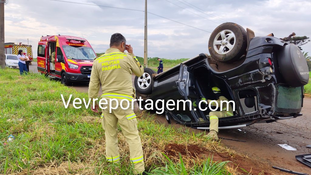 Motorista capota veículo na marginal da Perimetral Leste em Foz do Iguaçu
