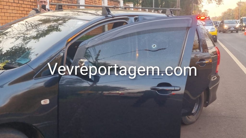 Homem é baleado na cabeça dentro de veículo em semáforo na Avenida General Meira