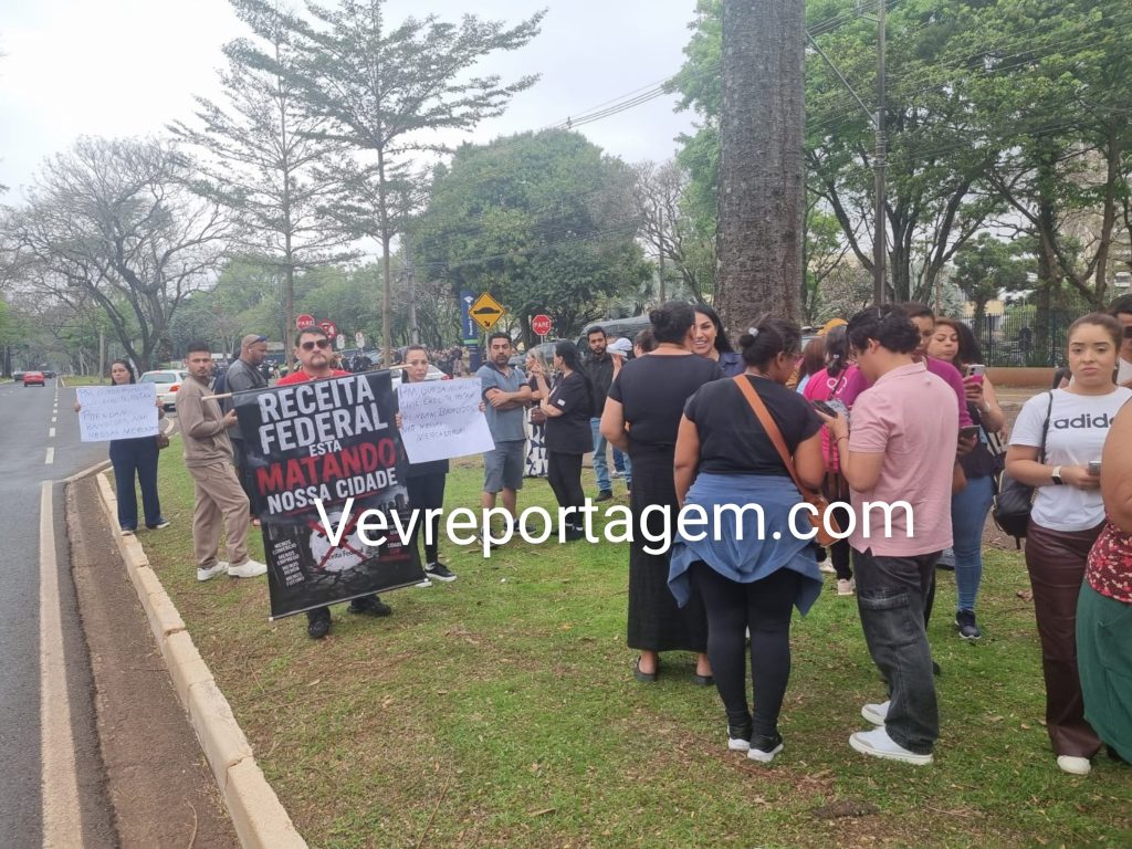 Manifestação questiona exigência da Receita Federal para desvio de ônibus em Foz do Iguaçu