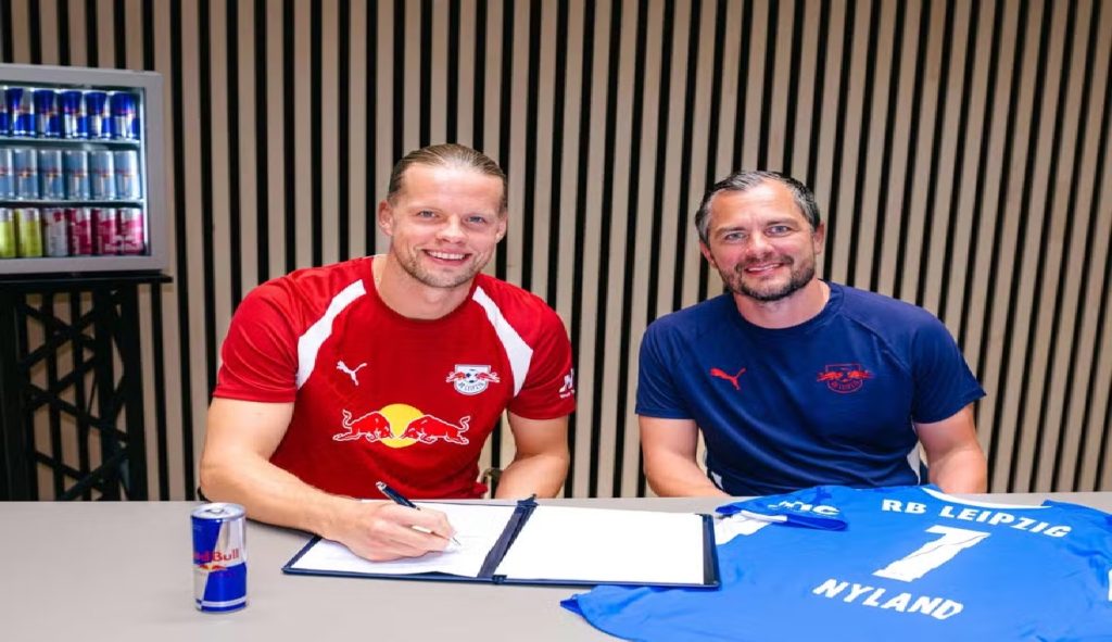 Goleiro que eliminou o Brasil na Copa assina com o RB Leipzig